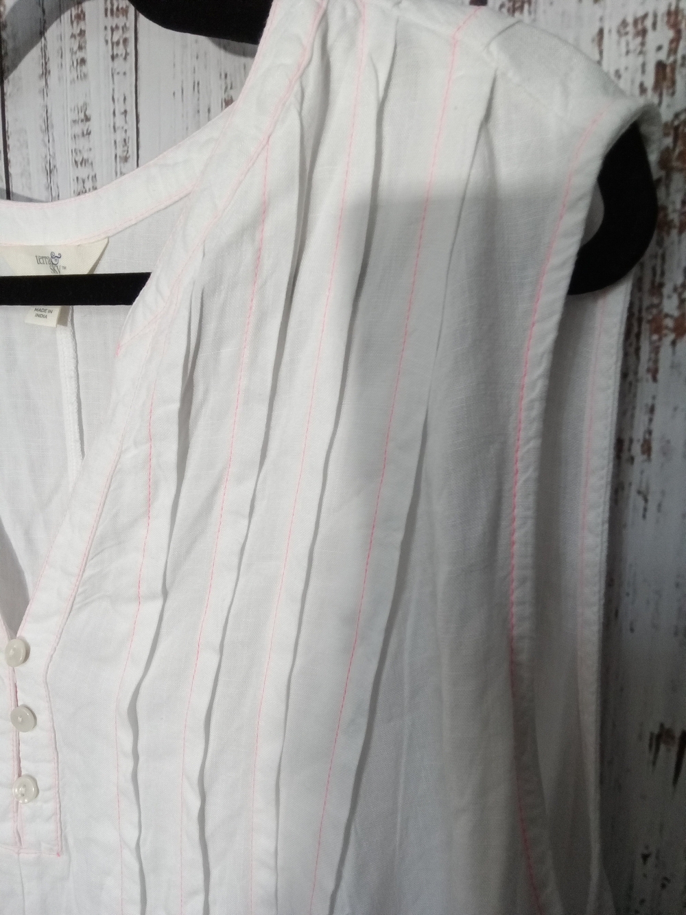 Terra & Sky White Sleeveless Pleated V-Neck Tunic - Picture 2 of 4
